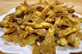 干炸蘑菇拍粉还是挂糊？大厨教你详细做法，酥脆可口不回软，真香视频封面