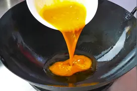 看酒店大厨是如何炒韭菜鸡蛋的，这操作手法太牛了，难怪那么好吃视频封面