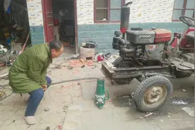 农民利用杠杆原理，轻松抬起拖拉机车头，车子打滑了就用这招