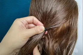 气质款抓夹发型这样弄，小短发看起来更精致慵懒