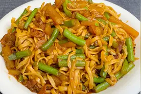 这才是豆角焖面的正确做法，过程讲解详细，还没看完我就饿了视频封面