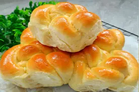 小时候吃不够的老式面包，只用普通面粉就能做，松软香甜又拉丝