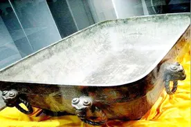 祖先捡到一铜盆，子孙无偿上交，现成禁止展览国宝，价值超100亿视频封面