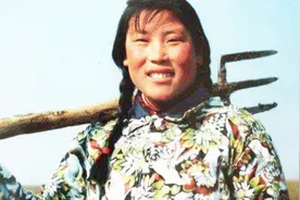 1977年农村女孩捡到10亿钻石，上交国家获千元奖励，如今过得怎样视频封面