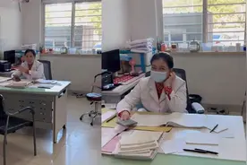 女儿偷偷回家看妈妈，不料被妈妈当成患者，神反应令网友乐了视频封面