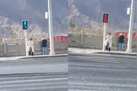 游客遇最短红绿灯，全程冲刺都没跑过去，网友震撼苏神来了都够呛视频封面