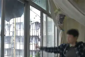 老旧小区改造 新雨阳篷过短 住户无奈在阳台上撑伞挡雨视频封面