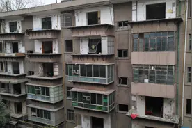 路过一家刚拆迁的老工厂，热闹几十年的家属院一片荒凉视频封面