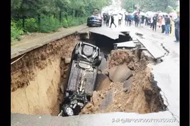 疑持续降雨引发路面塌陷 山西吕梁路面现大坑 两车陷入