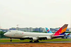 实拍大韩航空波音747-8与韩亚航空747飞机在广州白云机场擦肩而过视频封面