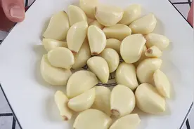 大蒜去皮这样做，一分钟剥一大盘，老厨师拿手绝活，方法太好用了视频封面