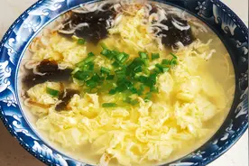 饭店里蛋花汤的正确做法，学会这个技巧，蛋花比珊瑚还漂亮巨好喝