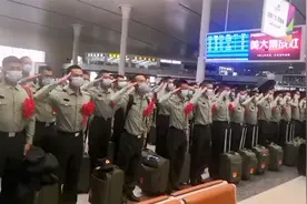 敬意无声！ 数百人列队彼此互致军礼 退伍老兵与入伍新兵相遇瞬间