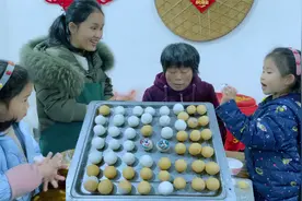 正月十五元宵节，自制冰墩墩包汤圆吃汤圆，一家人团团圆圆视频封面