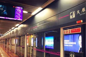 “地铁保安拖拽女乘客”舆论难息：警方刚发通报就遭央视“回怼”视频封面