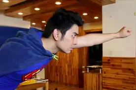 精神小伙自信力过剩，怀疑自己是超人，能预测未来