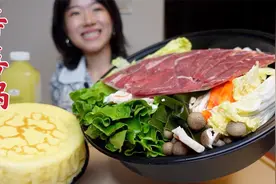 晚饭吃个山姆超市寿喜锅！配榴莲千层&青柠汁，再拍个黄瓜
