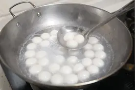 煮汤圆是用冷水还是热水？好多人第一步就错了！难怪总是破皮露馅视频封面