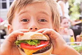 美国2岁男孩吃汉堡丧命，原因就在我们身边，细思极恐的纪录片！