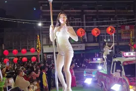 台湾当地传统文化庙会现场，一群美女载歌载舞视频封面
