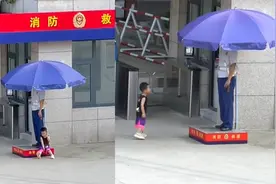 萌宝来到消防队找爸爸，面无表情端坐门岗静静等候，下幕令人泪目视频封面