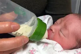 萌宝喝奶就睡着，妈妈摇一下奶瓶就这反应，接下来一幕太逗了！视频封面