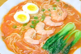 第一美食：这碗面够高端，不用高汤就能做好的鲜虾面，连汤不留
