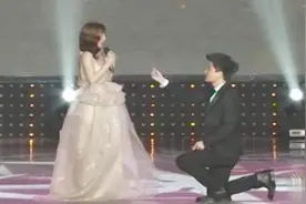 回顾贾乃亮求婚李小璐的场景，真是太感动了！网友：我酸了！视频封面