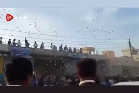 巴基斯坦一新郎在婚礼上撒钱 宾客一拥而上场面混乱视频封面