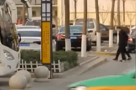 八旬父亲纵火烧儿，在法庭上痛哭反省，儿子出具谅解书视频封面