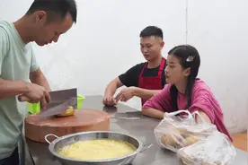 美食作家王刚教徒弟的日常记录之：如何掌握切土豆丝的技巧视频封面