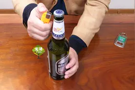 两个巧开啤酒瓶盖的小妙招，简单实用，一学就会视频封面