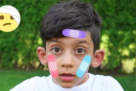 萌娃骑电动玩具车不戴安全帽，结果摔倒受伤了！视频封面