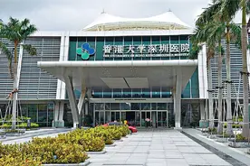 已被解聘！香港一男医生向女患者发私人部位不雅照，聊天记录曝光视频封面