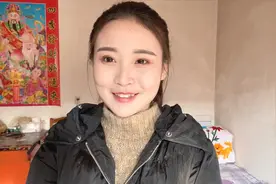 过年舅舅一家来拜年，一屋亲戚满桌坐，喝酒吃肉过大年真是热闹视频封面