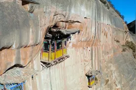 甘肃一修建在悬崖绝壁上的房子，光看着就腿软，怎么建上去的？视频封面