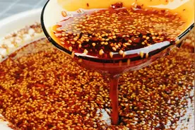 凉拌菜灵魂佐料，四川熟油辣椒油的做法，芝麻浮面颜色红亮有窍门