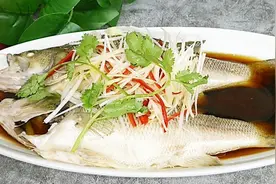 清蒸鱼的正确做法，肉质鲜嫩无腥味，关键自制鱼汁的秘诀教给你视频封面