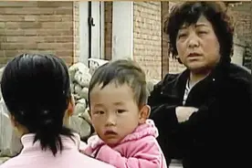 女子家门口唠嗑，却突然听到巨大响声，竟是火球砸穿了自家房顶视频封面