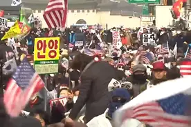24小时内，韩国激增超200个确诊病例 首尔民众仍在大规模集会视频封面