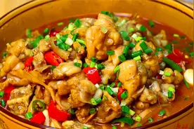 牛蛙怎样做才鲜嫩不柴，没有异味？原来做法很简单，看大厨如何做视频封面