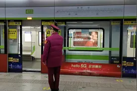地铁恢复运行，一排座位只能坐三个人视频封面
