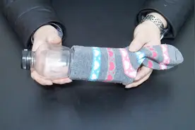 旧袜子不要扔，把它套在塑料瓶上面，解决了很多人的烦恼，太棒了视频封面