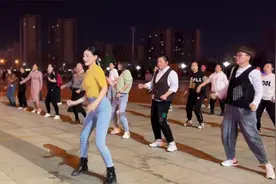 夜晚偶遇美女领舞，被一旁眼镜姐抢镜，陶醉的样子太魔性视频封面