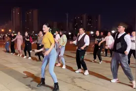 夜晚偶遇美女领舞，被一旁眼镜姐抢镜，陶醉的样子太魔性视频封面