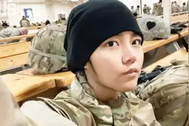 为拿绿卡加入美军，还想保留中国国籍？这个深圳女孩既幼稚又愚蠢视频封面