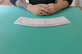 扑克牌魔术技巧发底牌最佳手势、发底牌最自然手法