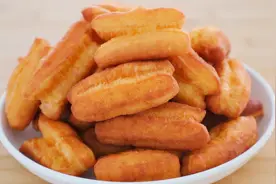 面粉别蒸馒头了，3个鸡蛋一碗面，教你在家做小油条，简单又好吃视频封面