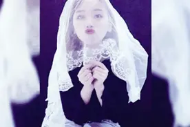 一个人在家也可以拍婚纱照，女孩表示很开心，并不觉得心酸呀！