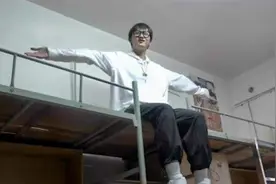 长太高的困扰！武汉两米高新生担心床太短，学校一招满足特殊需求